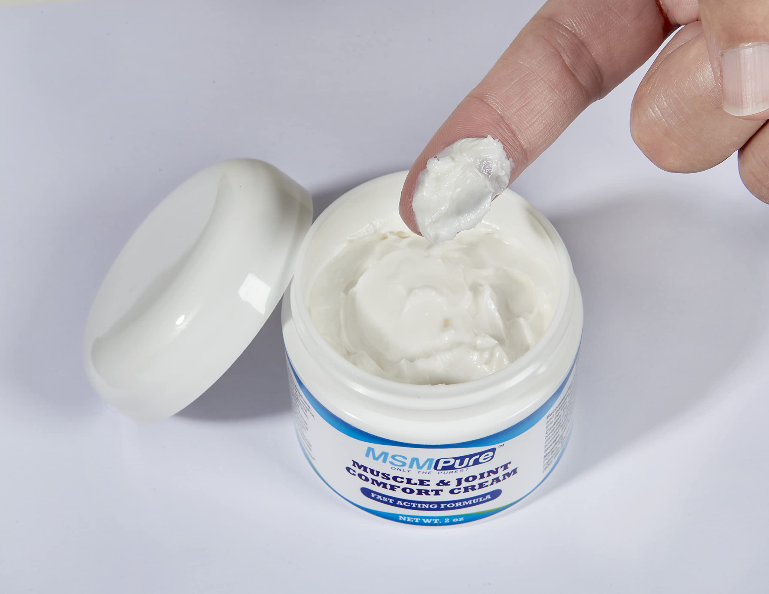 KALA HEALTH MSMPure junto a una mano para comparar tamaño 2 oz portable y fácil de llevar