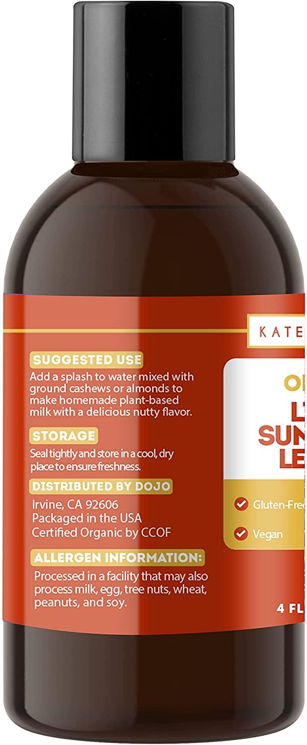 Kate Naturals vertiendo lecitina en batido para lograr cremosidad sin lácteos