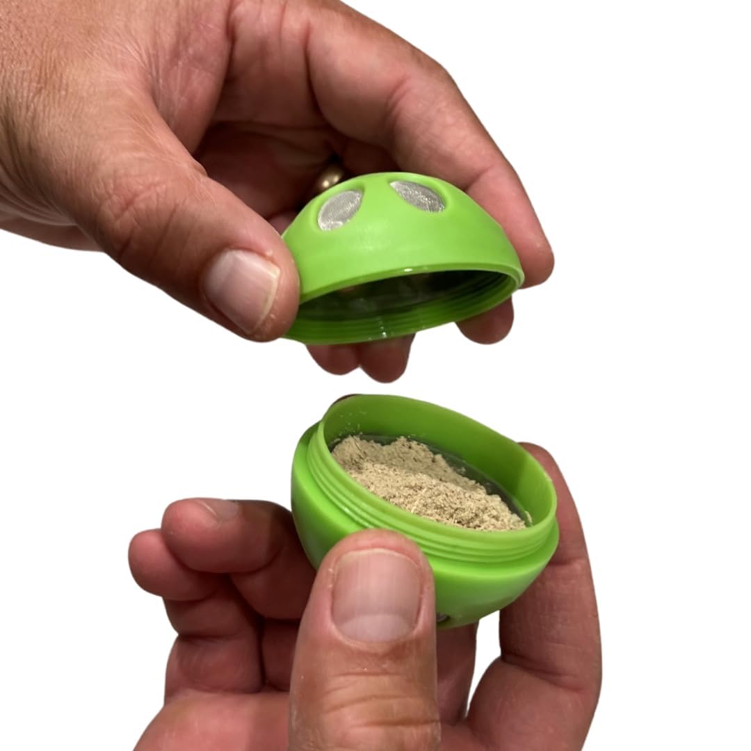 Kavafied AluBall comparación con mano para visualizar tamaño portátil