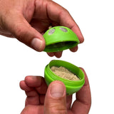 Kavafied AluBall comparación con mano para visualizar tamaño portátil