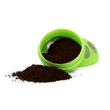 Kavafied AluBall dentro de una taza ilustrando extracción rápida
