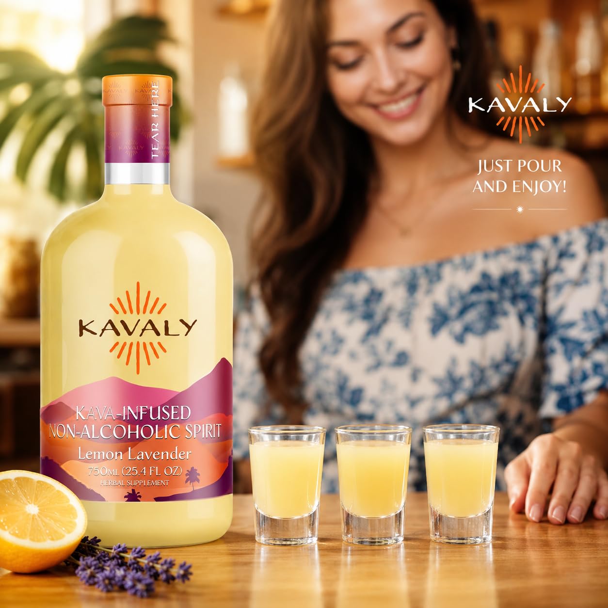 Comparación de tamaño Kavaly 750 ml junto a un vaso para referencia de volumen