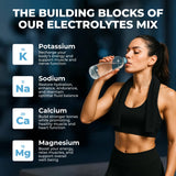 Keto Vitals vaso con polvo disuelto demostrando mezcla clara y hidratación instantánea