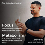 Ketone-IQ en mano antes de entrenar para más resistencia y enfoque