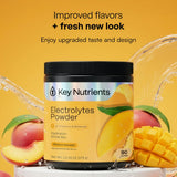 KEY NUTRIENTS cuchara con polvo mostrando la textura y fácil mezcla