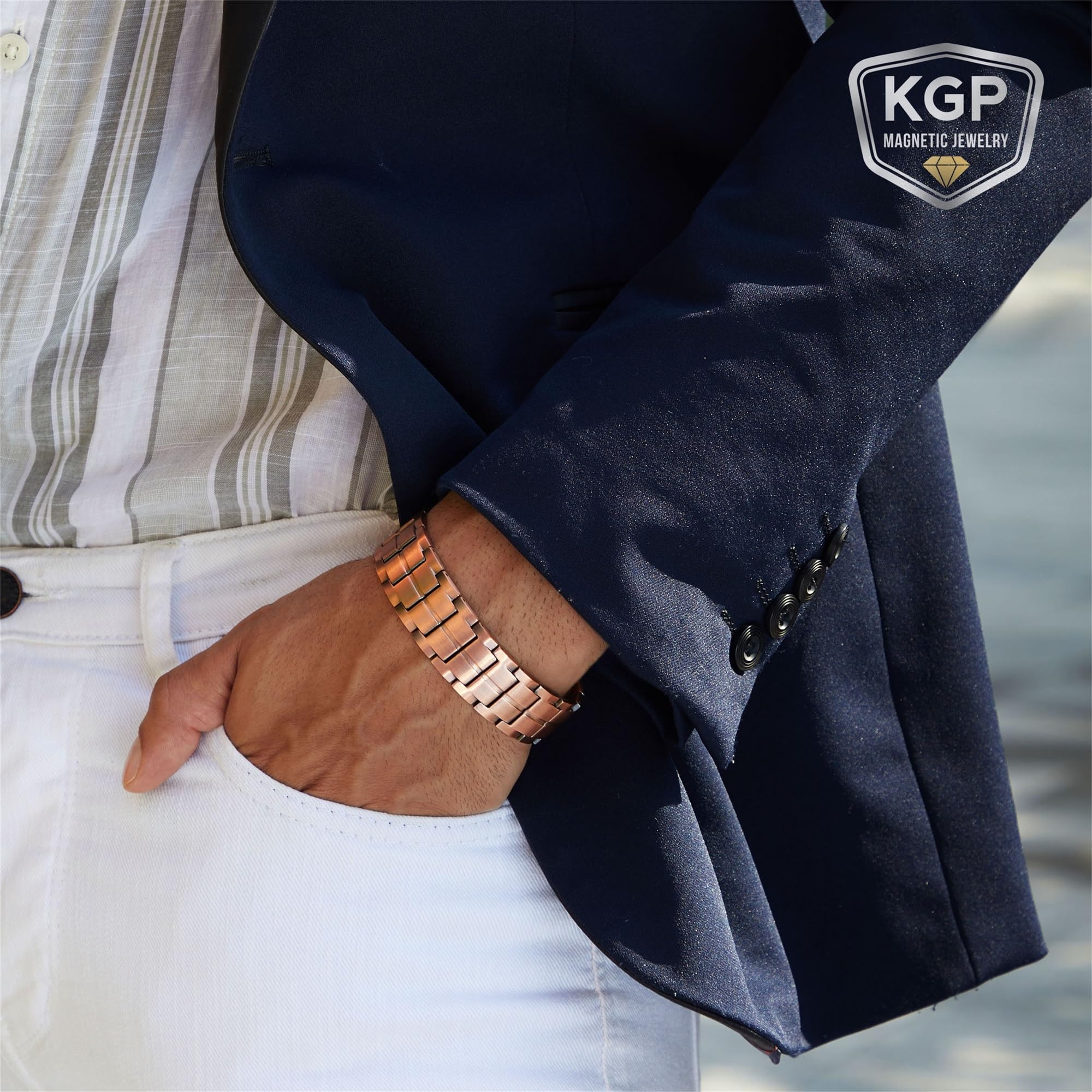 KGP pulsera en muñeca en entorno urbano mostrando estilo y uso diario cómodo