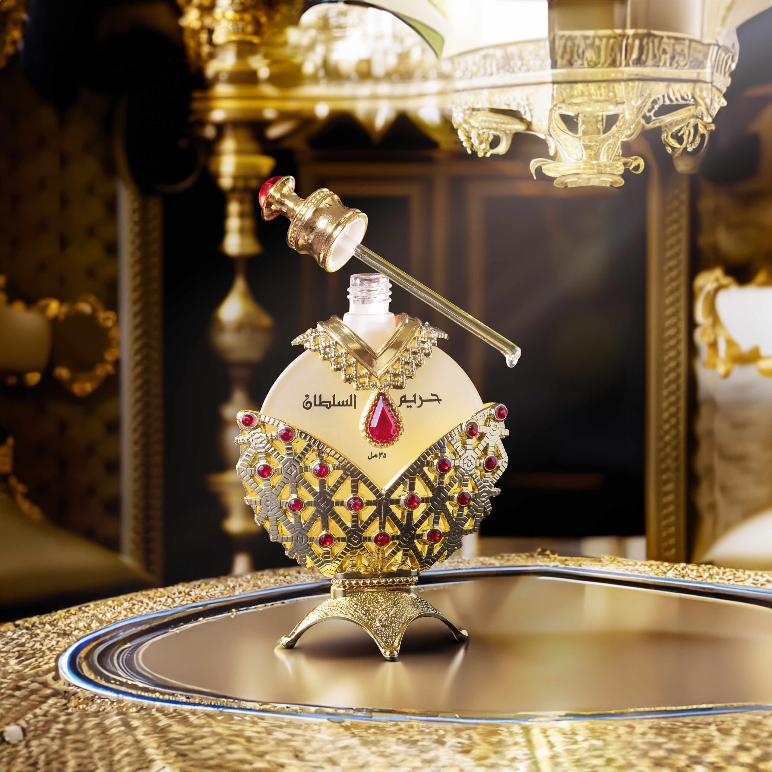 KHADLAJ PERFUMES aplicación en muñeca, muestra durabilidad y sutil estela