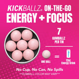 KickBallz en mano para comparar tamaño y facilidad de llevar