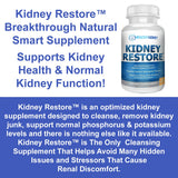 Botella Kidney Restore junto a mano para ver escala de tamaño
