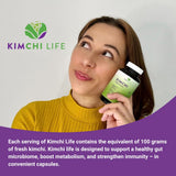 Kimchi Life cápsula en mano demostrando tamaño práctico para consumo diario