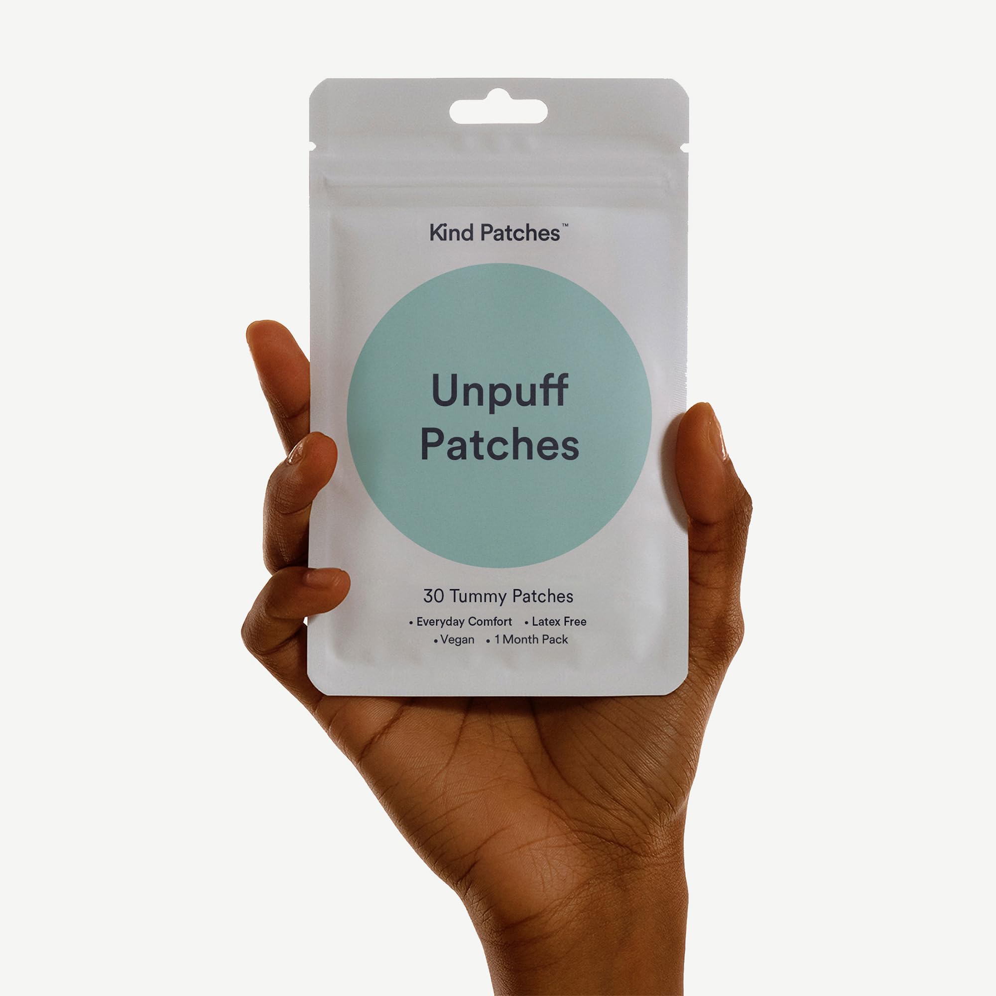 Kind Patches colocado bajo el ojo mostrando aplicación discreta y cómoda