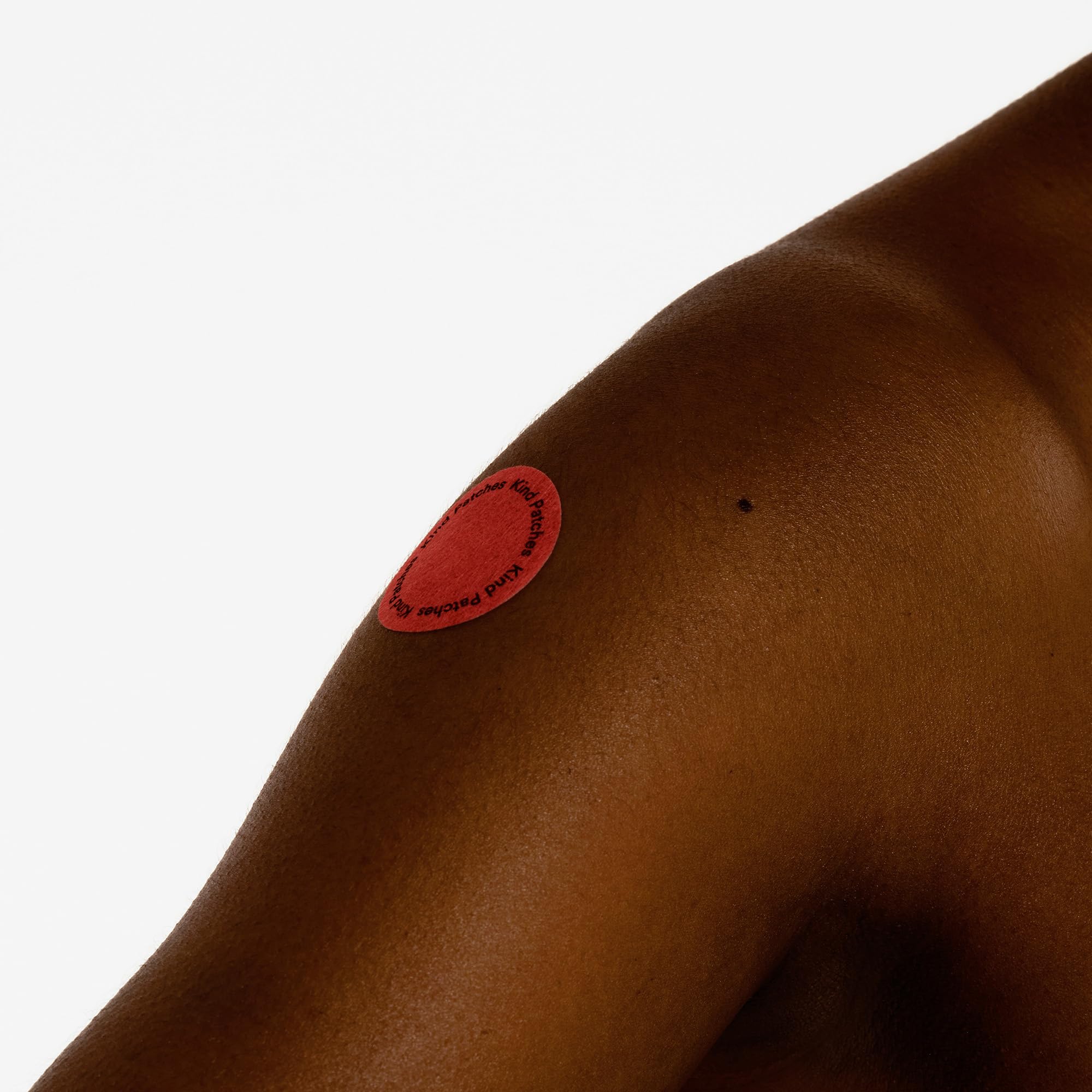 Kind Patches parche aplicado en el brazo, demostrando discreción y uso diario