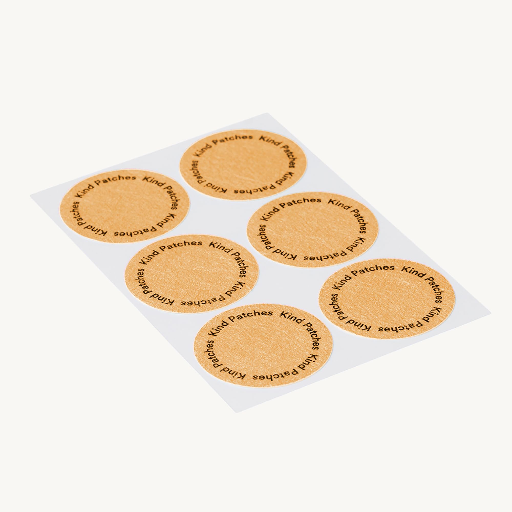 Primer plano de la textura del parche Kind Patches que muestra el adhesivo y confort al llevarlo