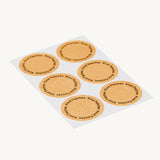 Primer plano de la textura del parche Kind Patches que muestra el adhesivo y confort al llevarlo