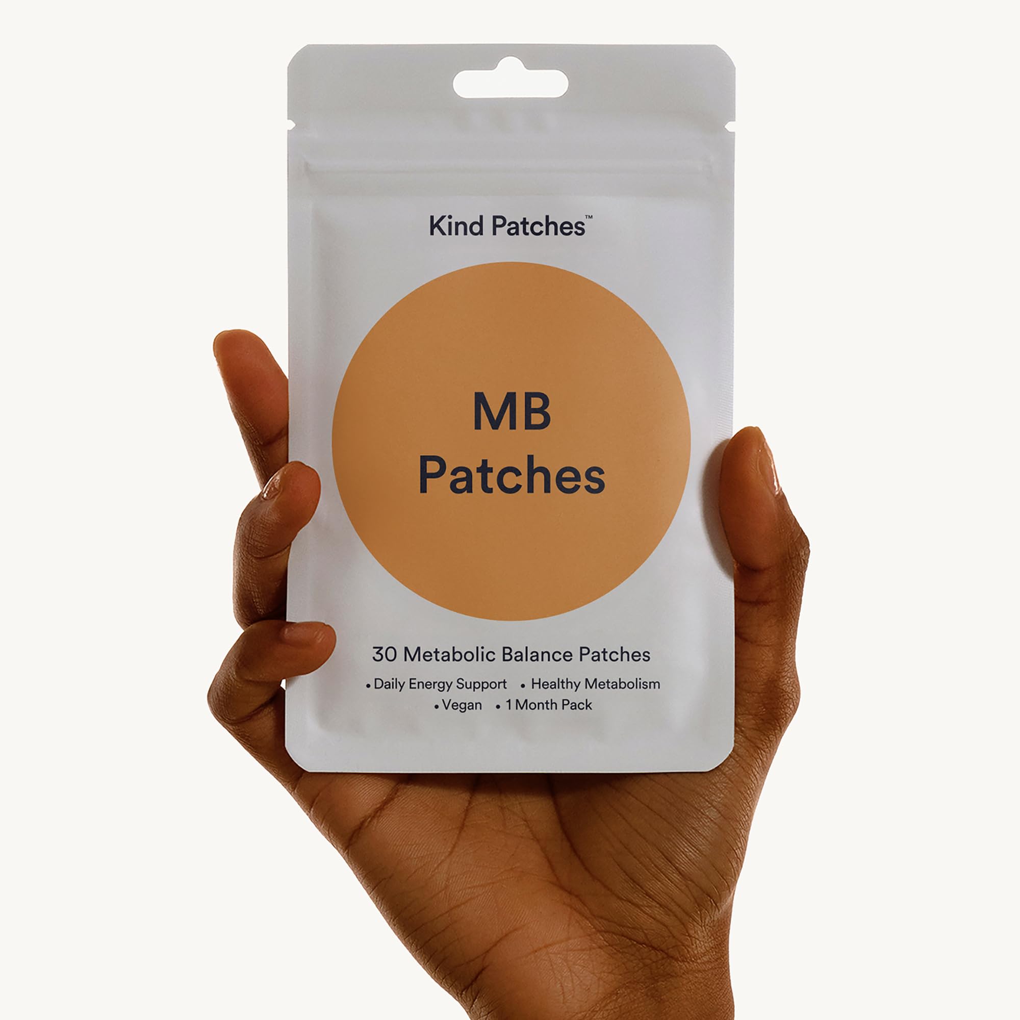 Mano aplicando un parche Kind Patches en el antebrazo, fácil colocación y discreción durante el día