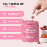 kindnature gomita junto a una mano para comparar tamaño y dosificación