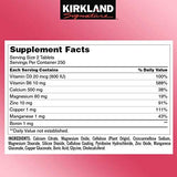 KIRKLAND frasco en mesa con cápsulas y calendario para rutina diaria