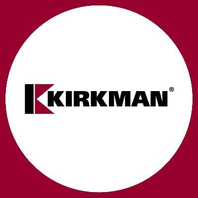 Kirkman frasco junto a ingredientes representativos mostrando formulación limpia