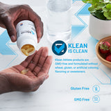 Klean Athlete softgel en mano para visualizar dosis y facilidad de uso