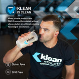 Klean Athlete vaso con proteína mezclada mostrando disolución, beneficio toma inmediata