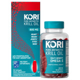 Kori Krill softgel en la mano para apreciar tamaño y facilidad