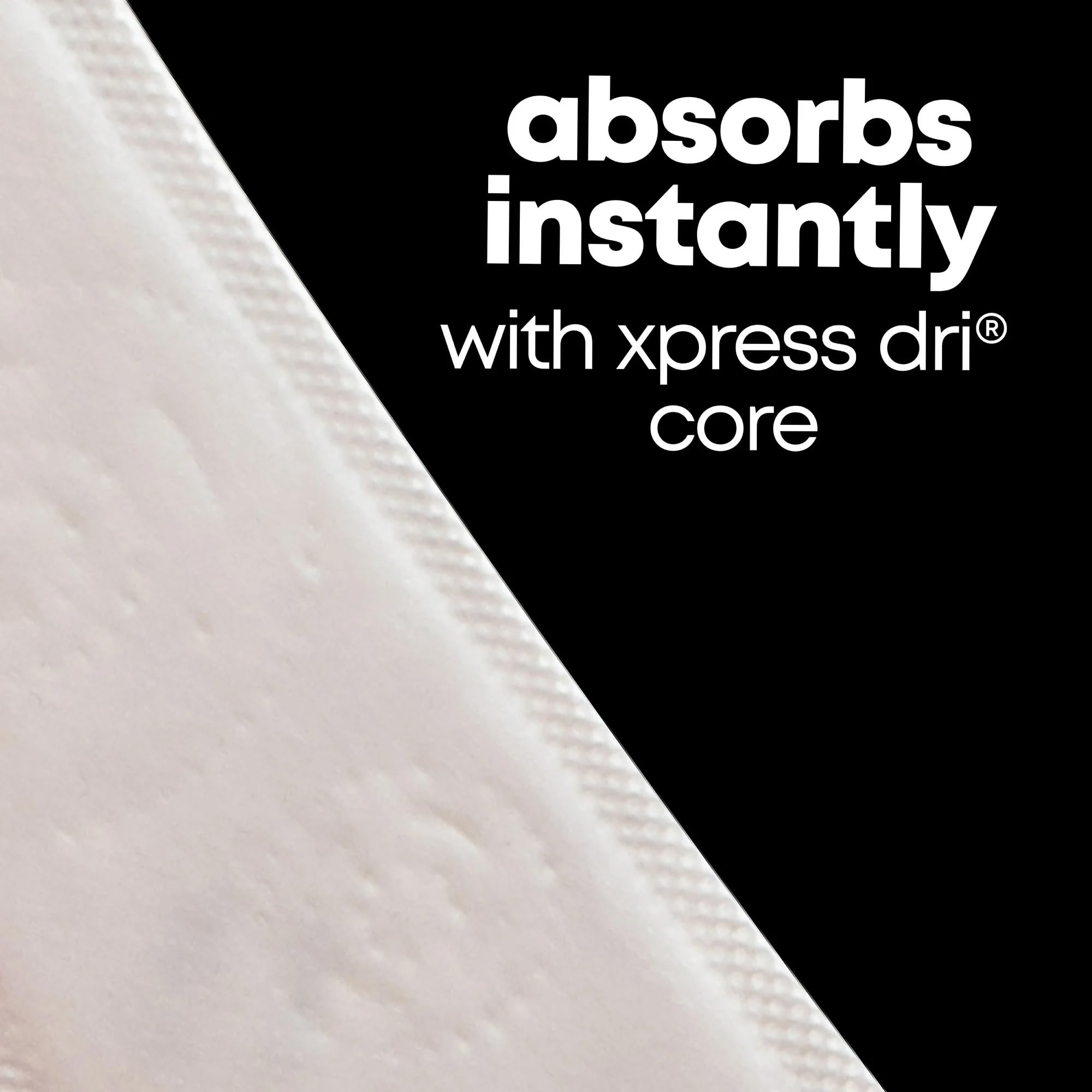 Kotex protector junto a mano para comparar tamaño y delgadez