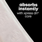 Kotex protector junto a mano para comparar tamaño y delgadez