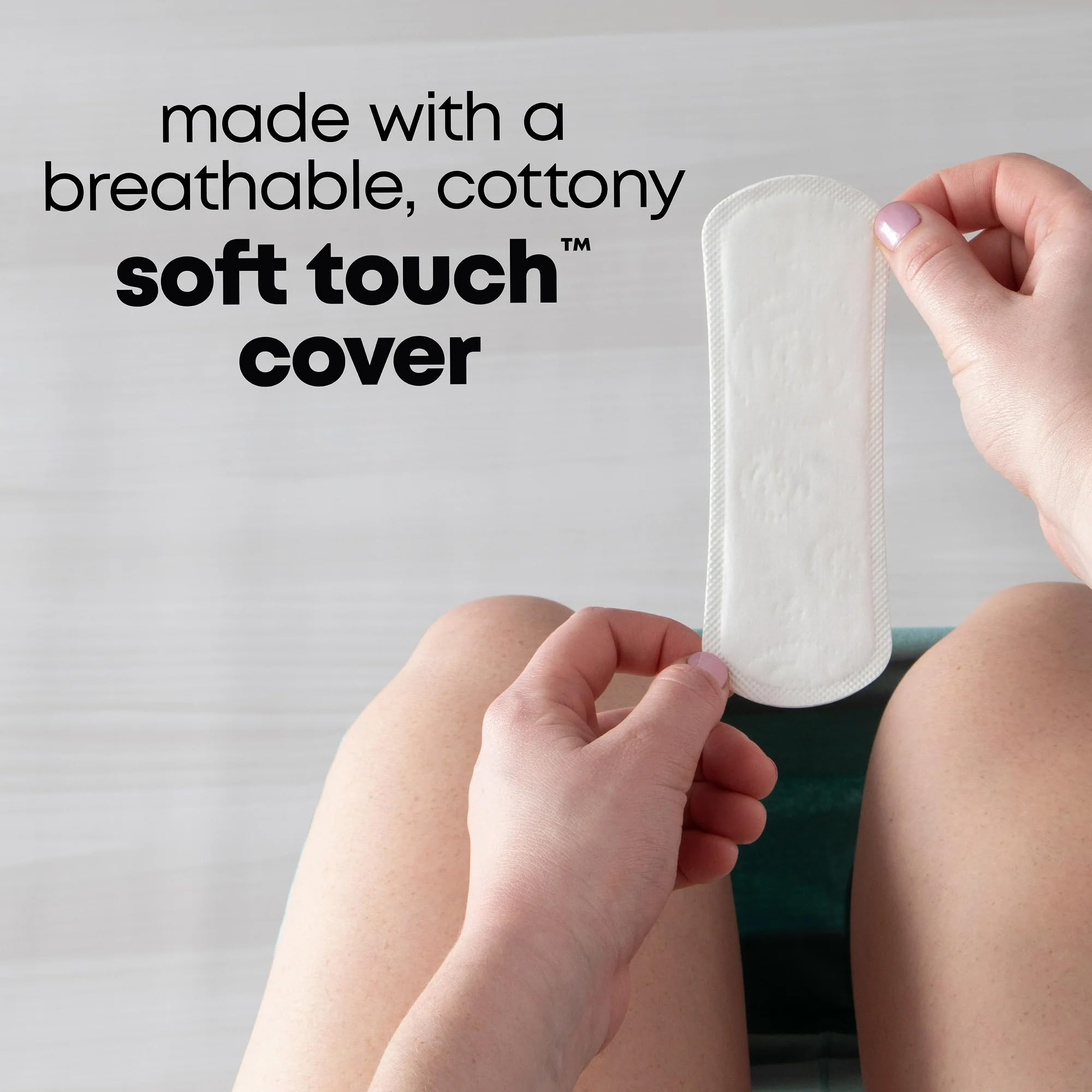 Kotex protector dentro de un bolso mostrando portabilidad práctica