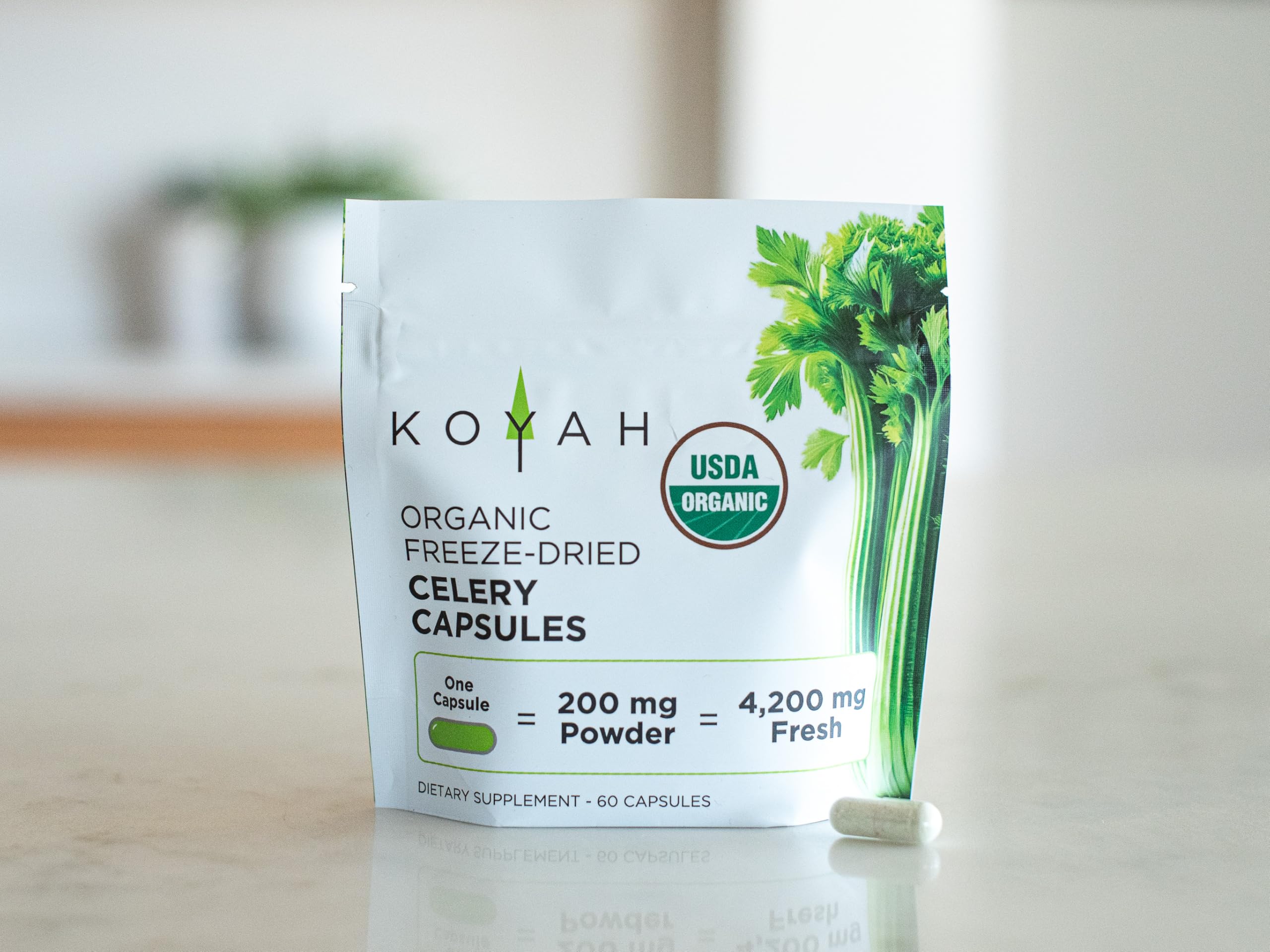 KOYAH cápsulas en cocina junto a utensilios, integración fácil en la rutina alimentaria