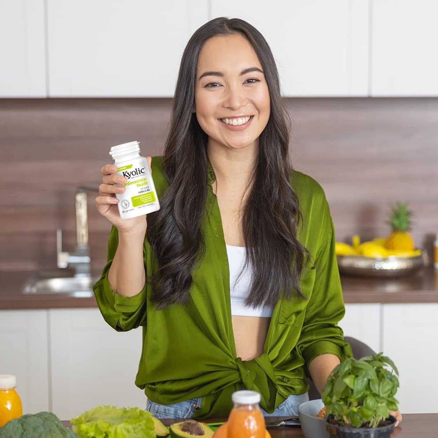 Estilo de vida con Kyolic en mesa saludable mostrando integración diaria