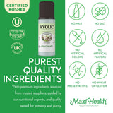 Maxi Health Kyolic persona tomando suplemento líquido mezclado con agua
