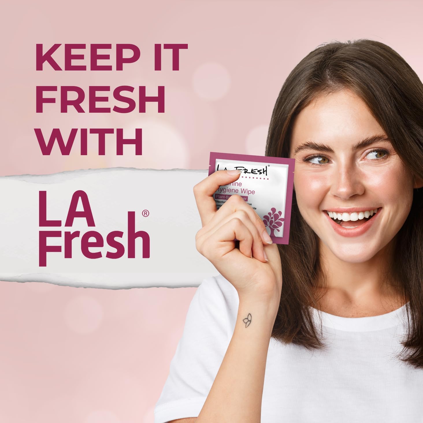 LA Fresh toallitas junto a un bolso para comparar tamaño práctico