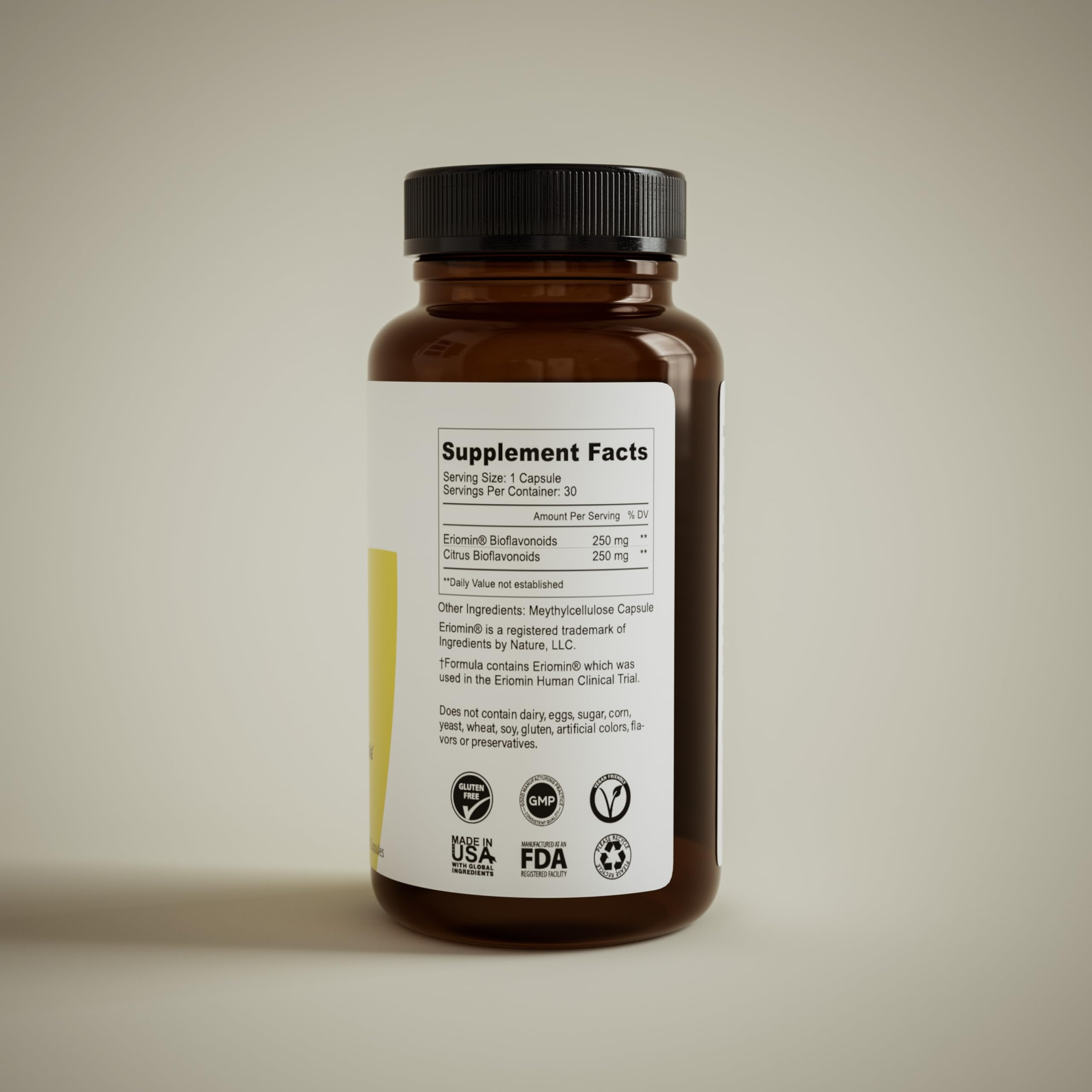 La Jolla Naturals mano tomando cápsula, conveniencia para la rutina diaria
