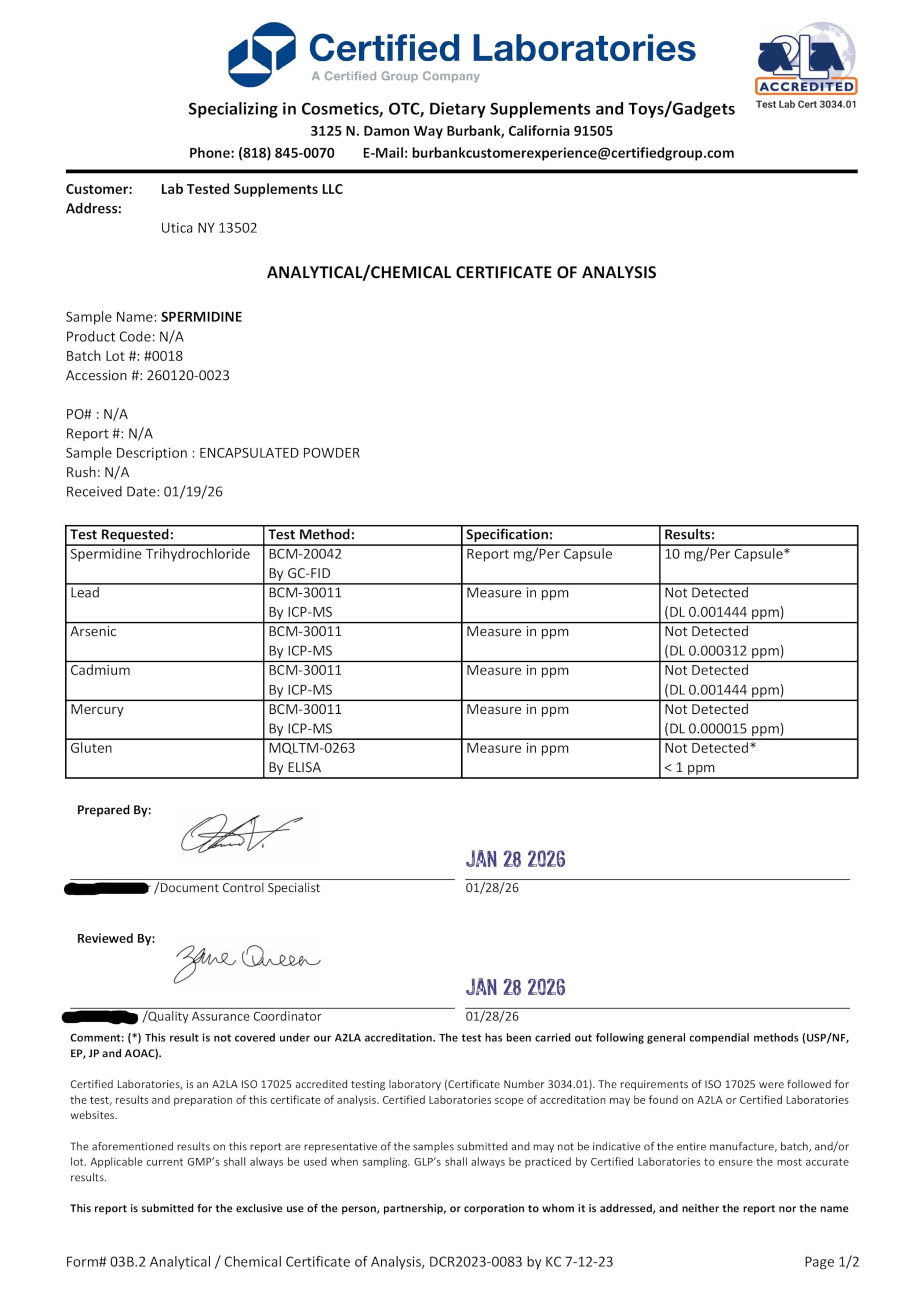 Lab Tested Supplements persona tomando cápsula para uso fácil y práctico