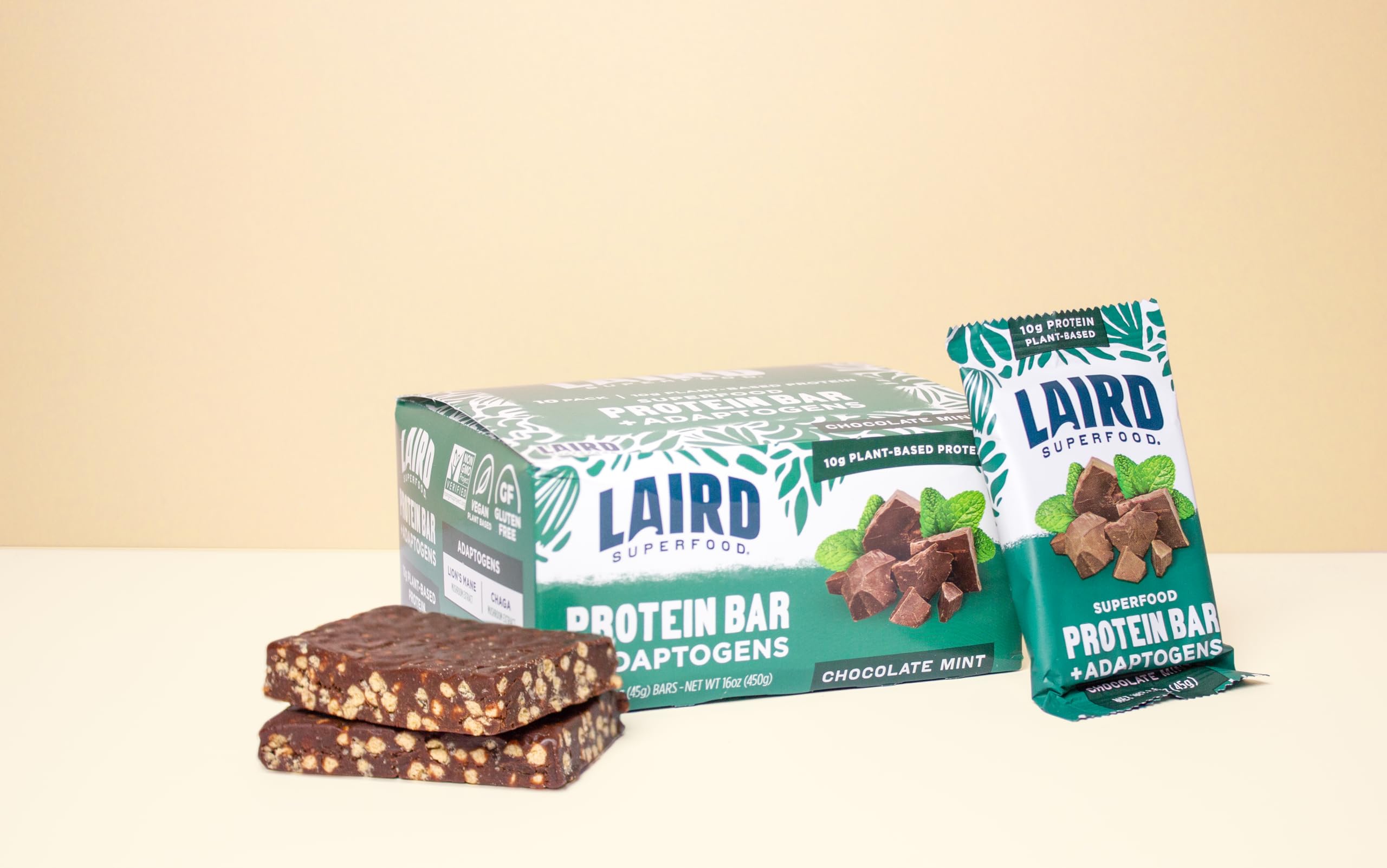 Laird Superfood barra en mano para comparar tamaño y portabilidad