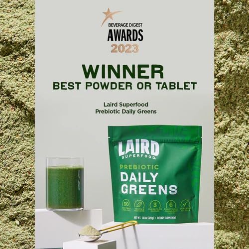 Laird Superfood bolsa junto a una mano para ver la escala y el tamaño real