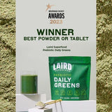 Laird Superfood bolsa junto a una mano para ver la escala y el tamaño real