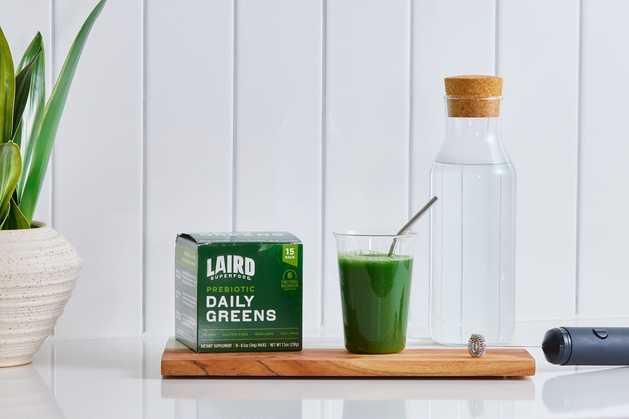 Laird Superfood sobre dentro de mochila ideal para viaje y conveniencia