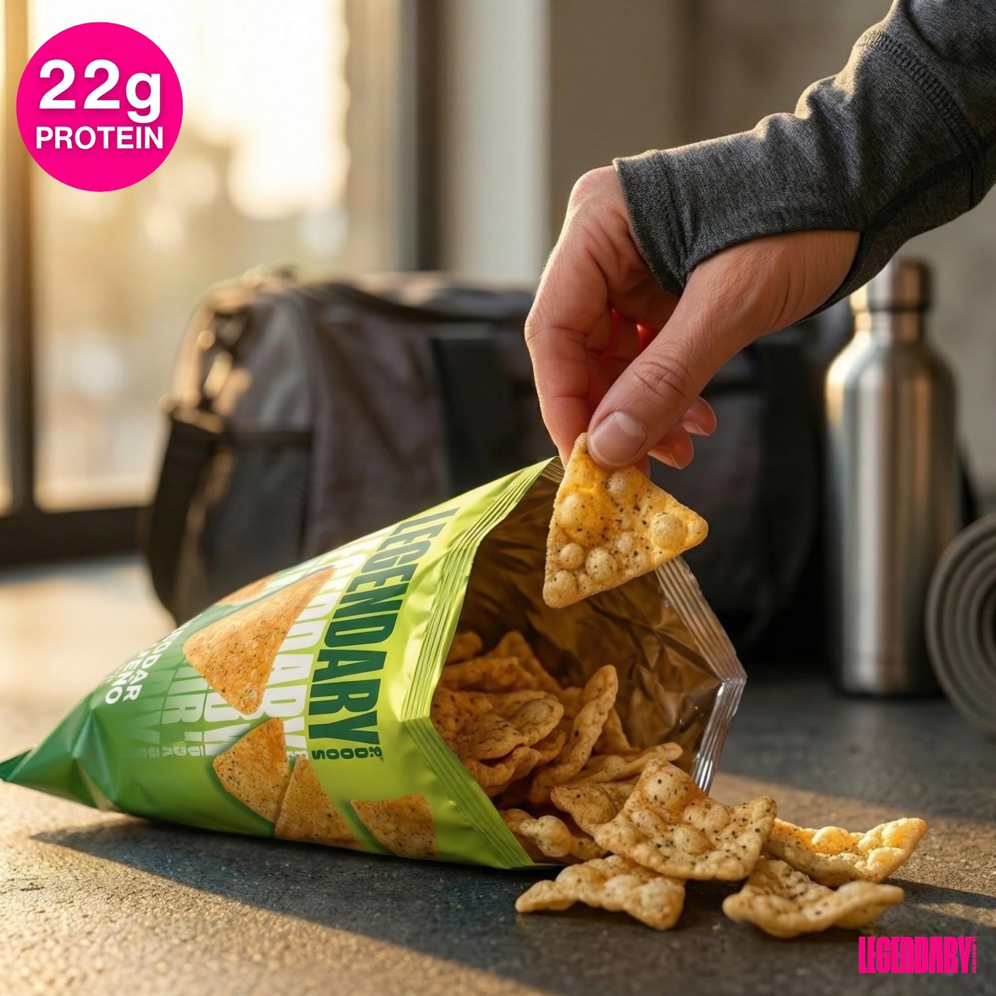 Legendary Foods chip servido con salsa para demostrar uso con dips