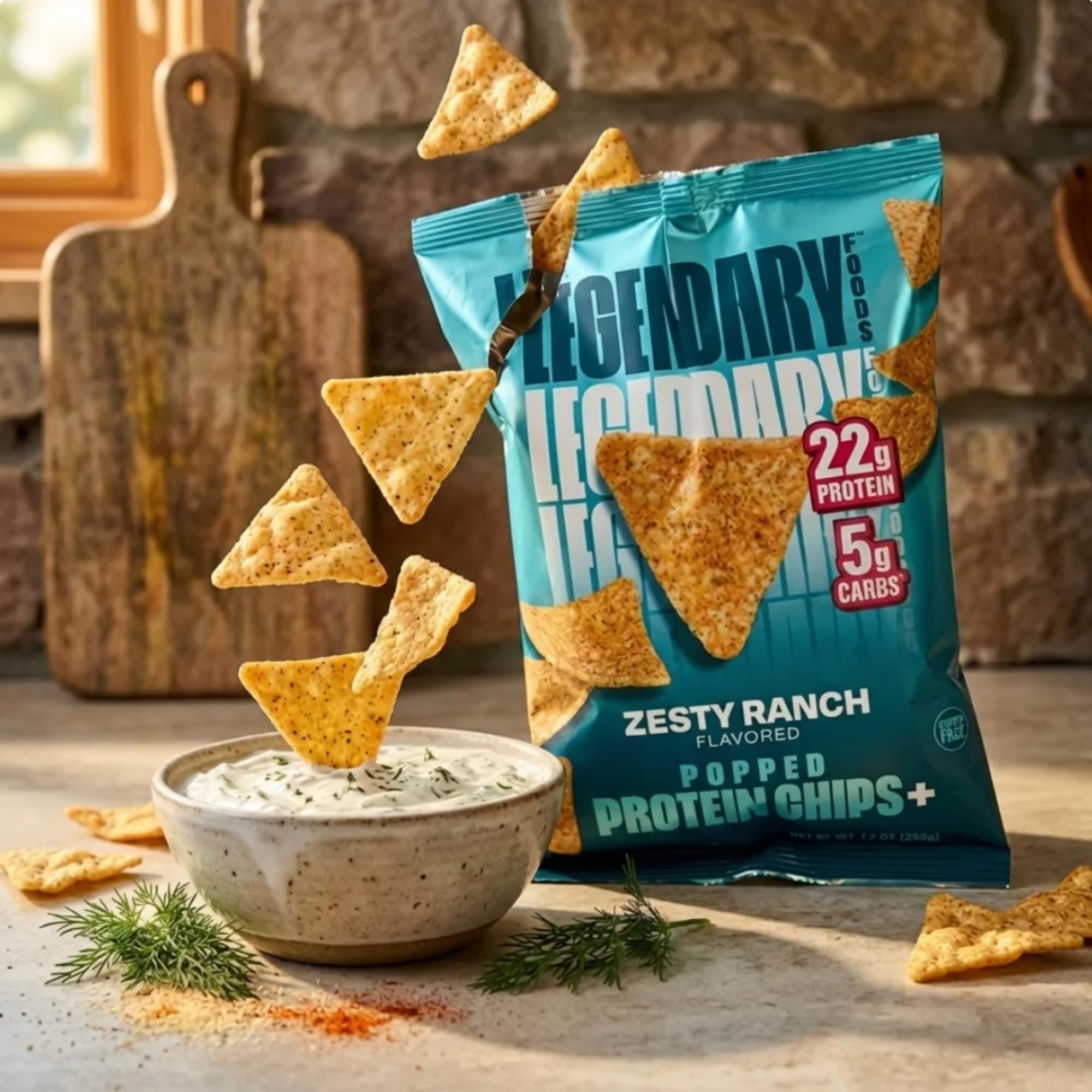 Legendary Foods chips servidas con dip bajo en carbohidratos