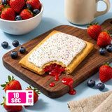 Legendary Foods pastelito en mano para mostrar portabilidad y conveniencia proteica