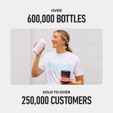 Estilo de vida: botella y vaso con LEGION Recharge sabor sandía en exteriores