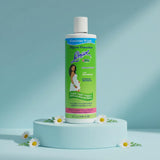 Persona usando Lemisol plus en baño, higiene íntima cómoda y fresca