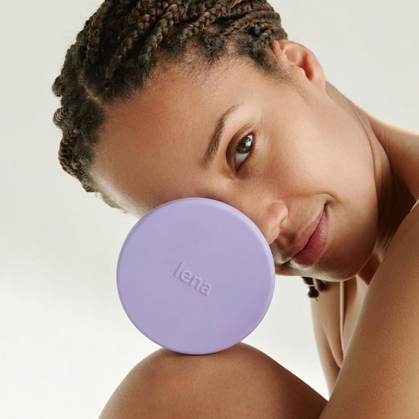 LENA estuche abierto con copa menstrual dentro, cuidado higiénico