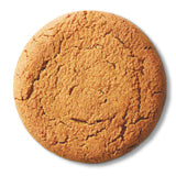 Lenny & Larry's galleta en mano lista para consumir y aportar proteína