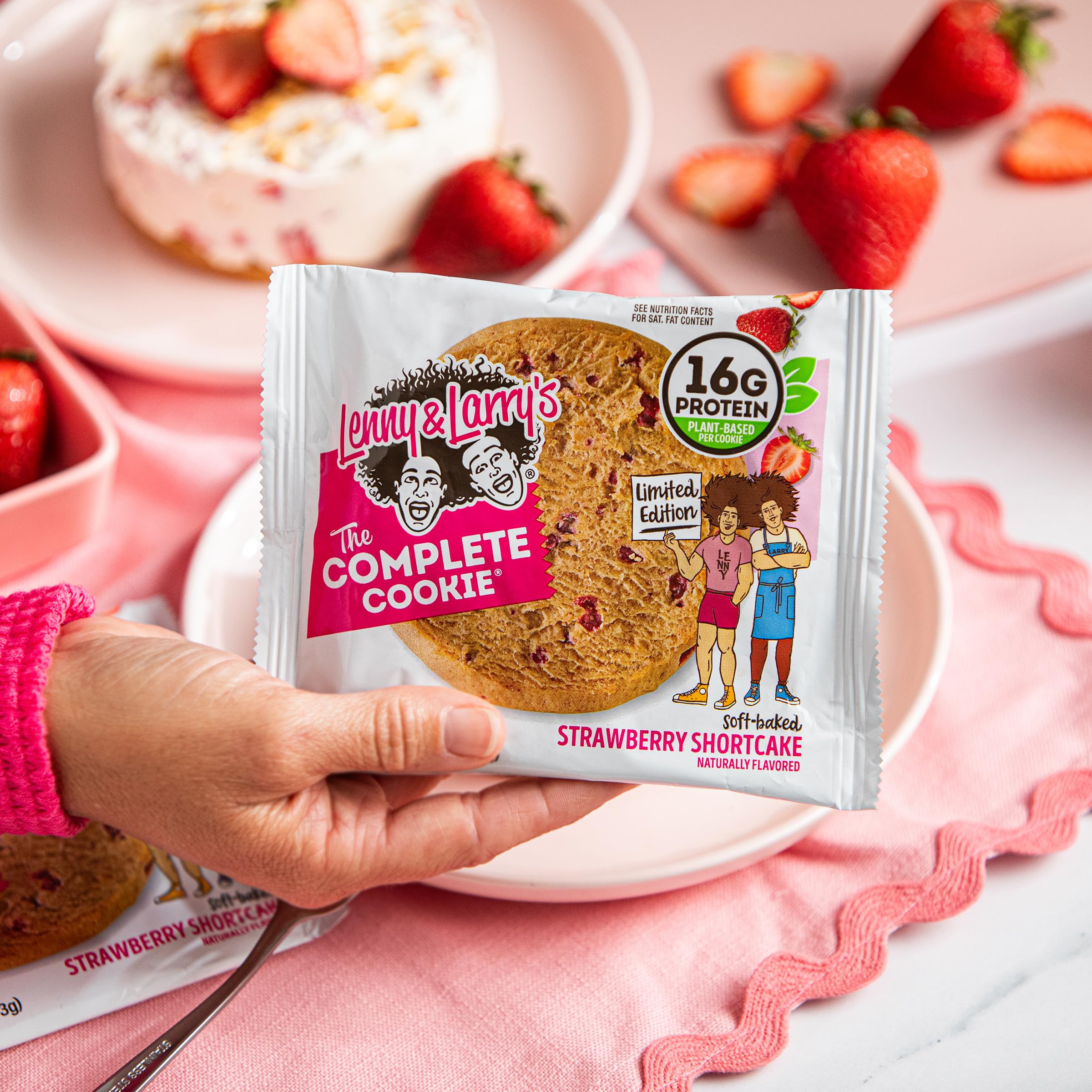 Lenny & Larry's primer plano de galleta con chips y trozos de fresa visibles