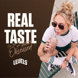 Levels Whey batido preparado en vaso, evidencia fácil disolución y sabor