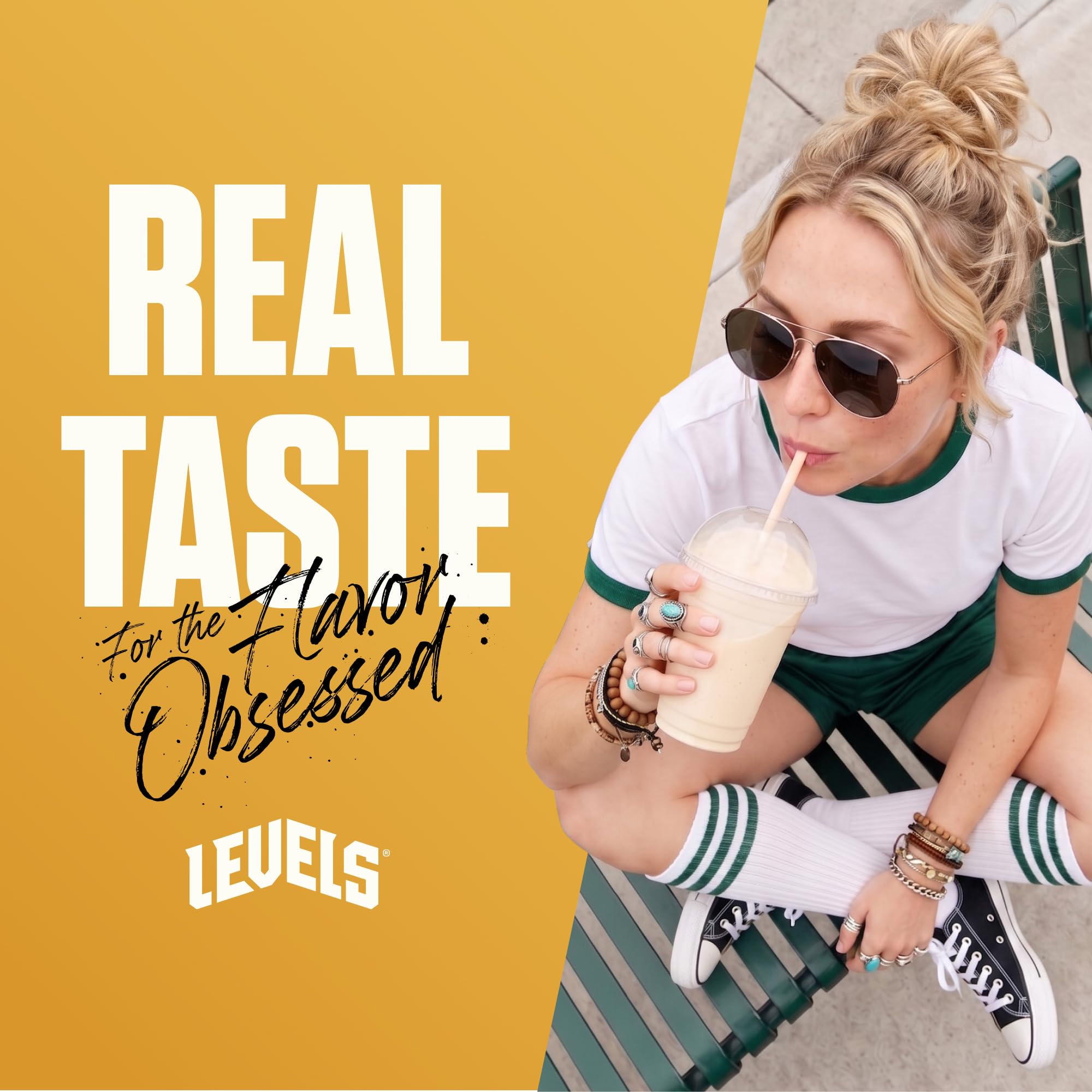 Levels Nutrition cuchara medidora con polvo destacando 24 g de proteína por servicio