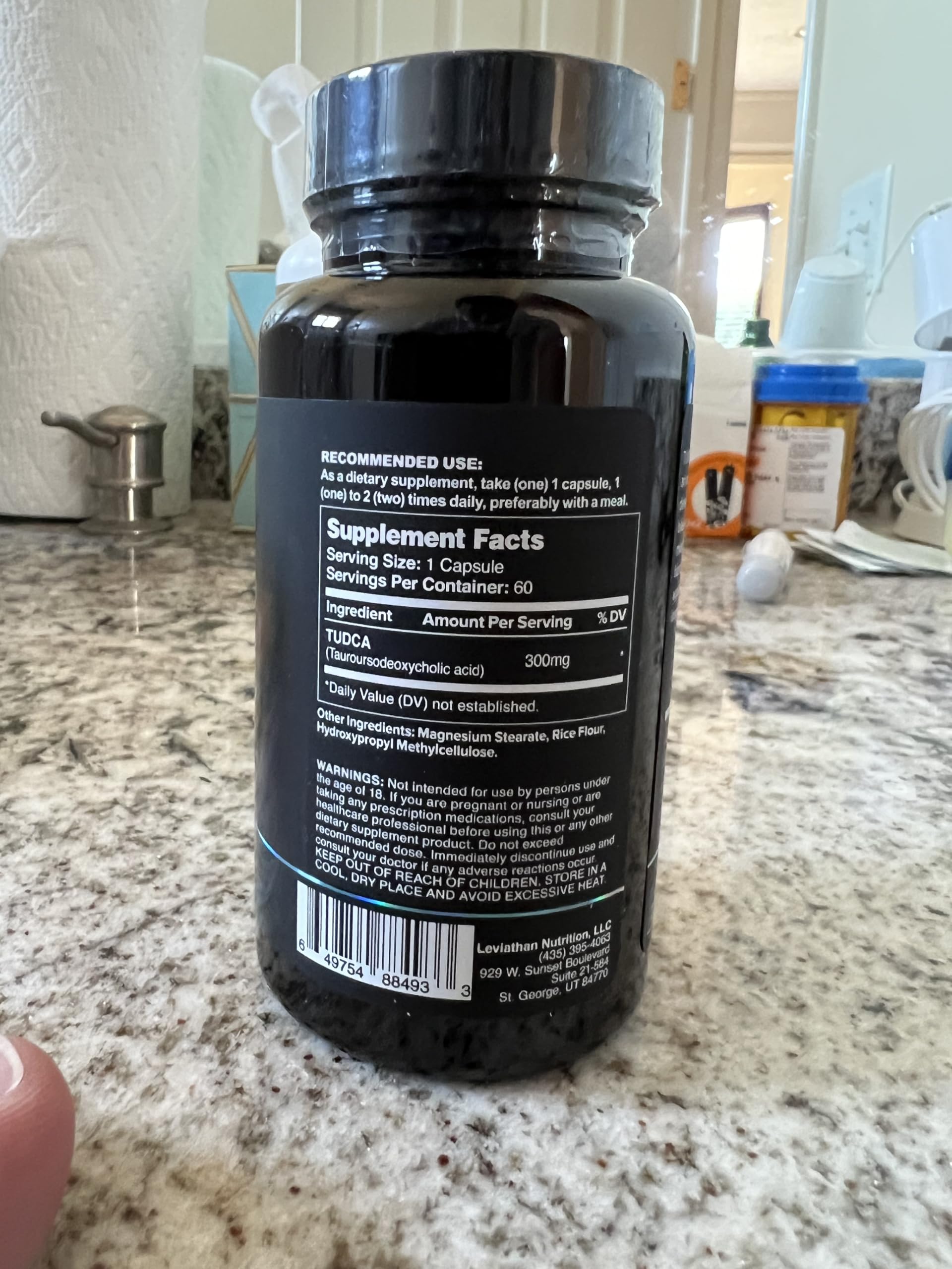 Leviathan Nutrition frasco en entorno cotidiano mostrando uso práctico