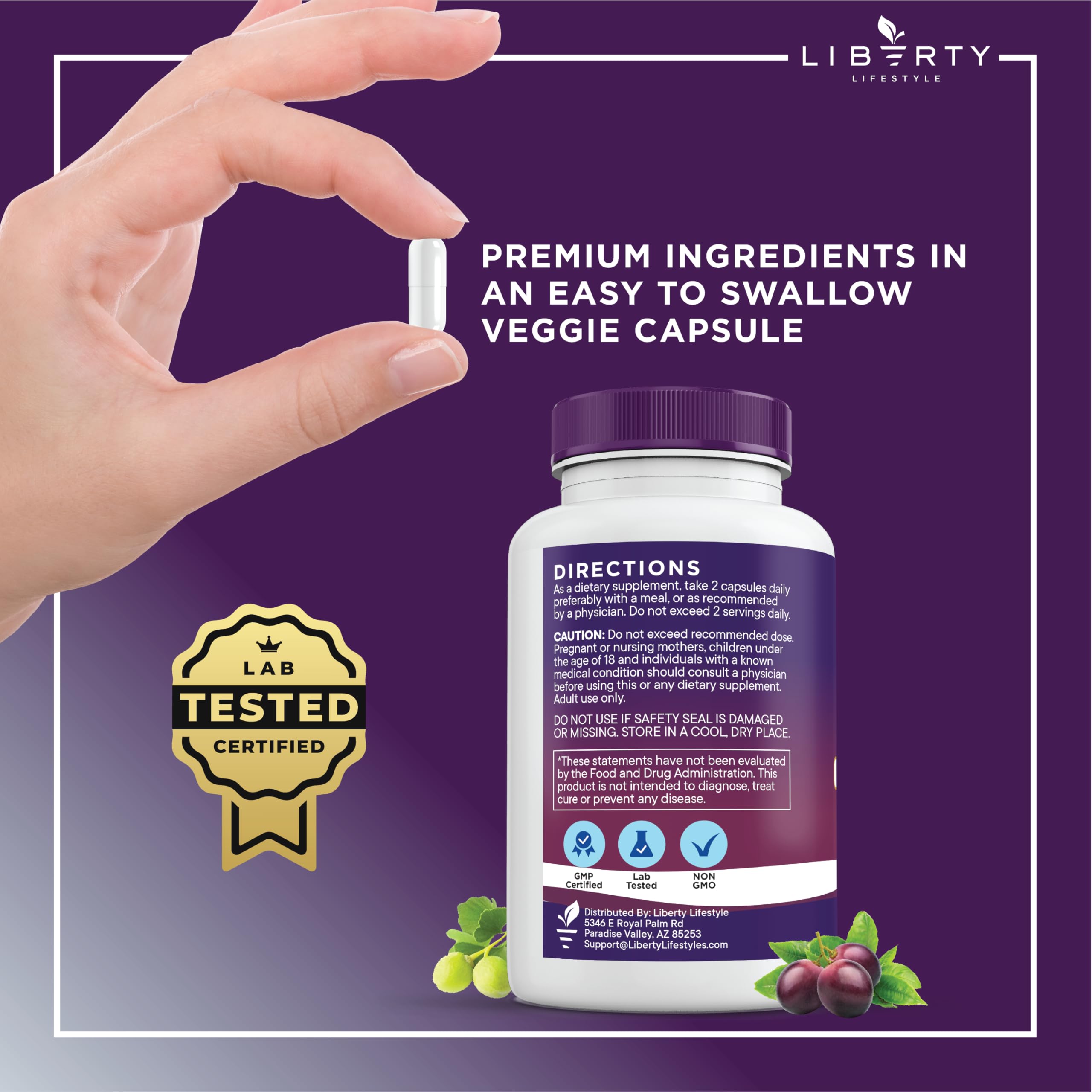 Persona tomando cápsula Liberty Lifestyle en entorno cotidiano para conveniencia diaria